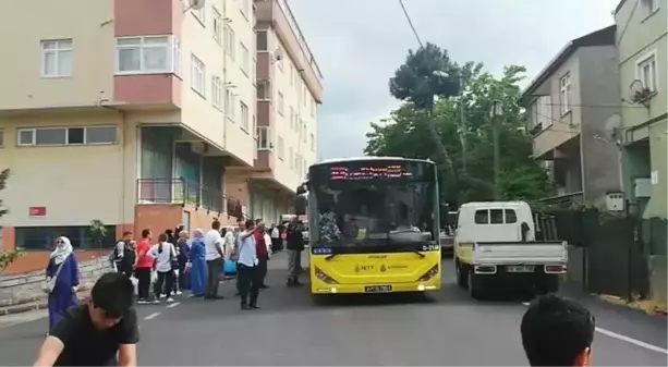 Pendik'te İETT otobüsünün camı patladı, yolcular ortada kaldı