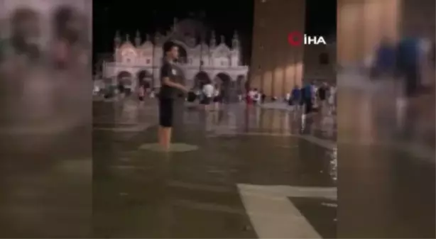 Venedik'in ünlü Piazza San Marco Meydanı'nı su bastı