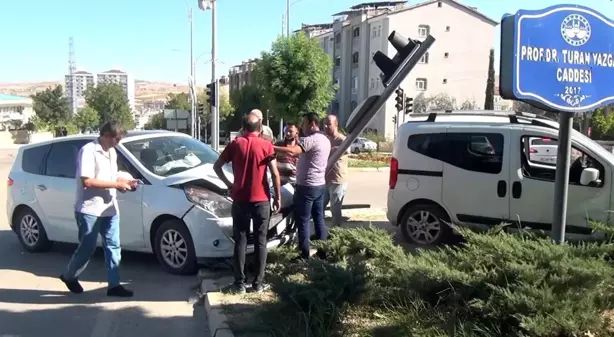 Elazığ'da kontrolden çıkan otomobil önce araca ardından trafik ışığına çarptı