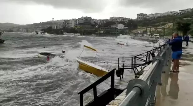 İzmir'de fırtına dehşeti...Dikili'de tekneler battı