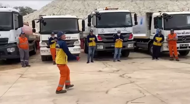 Çiftetelli oynayan temizlik görevlisi arkadaşlarının neşe kaynağı oluyor