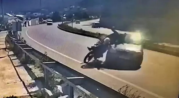 Son dakika haberi... Otomobille çarpışan motosikletli yaralandı, kaza anı kameraya yansıdı