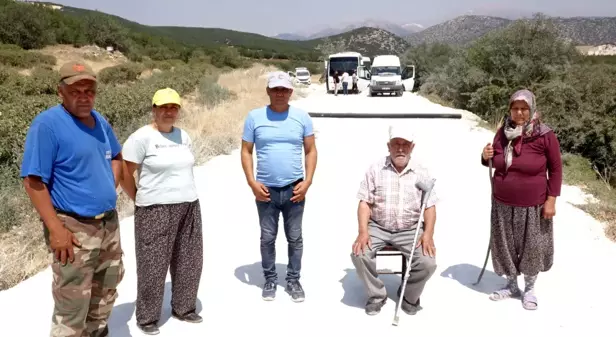 Çiftçi, güllerine zarar veren toz nedeniyle yol kapattı