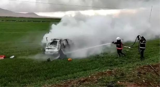 Takla atarak yoldan çıktı, saniye farkı ile alev topuna dönen araçtan kurtulduTakla atarak yoldan çıktı, saniye farkı ile alev topuna dönen araçtan...