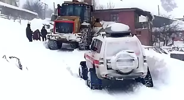 Yolu kardan kapanan köydeki hasta kurtarıldı