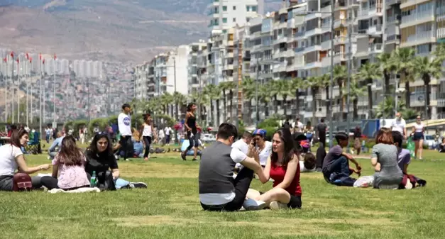 İzmir Kordonboyu'nda kısıtlamasız cumartesi yoğunluğu