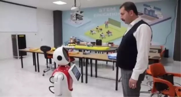 HAVACILIK VE BİLİM MERKEZİ'NDE BULUNAN 'ADA' ROBOT, PROTOKOL KARŞISINDA OYNADI