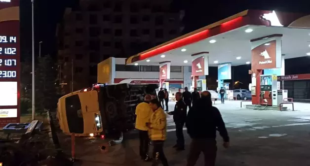 Hatay'da kontrolden çıkan minibüs benzin istasyonuna daldı