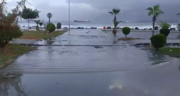 İskenderun'da deniz taştı