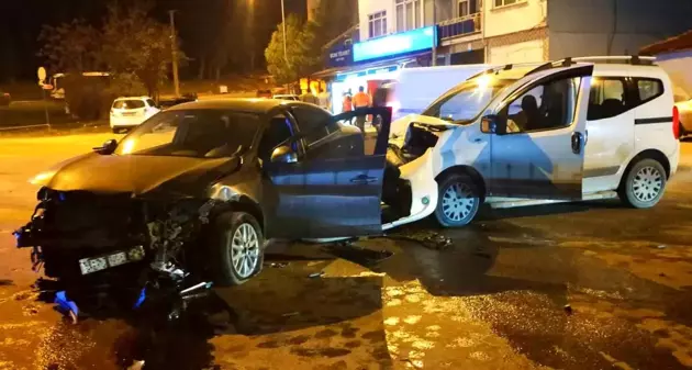 Edirne'de alkollü sürücünün kullandığı otomobilin başka otomobil ile çarpışması sonucu 1 kişi yaralandı