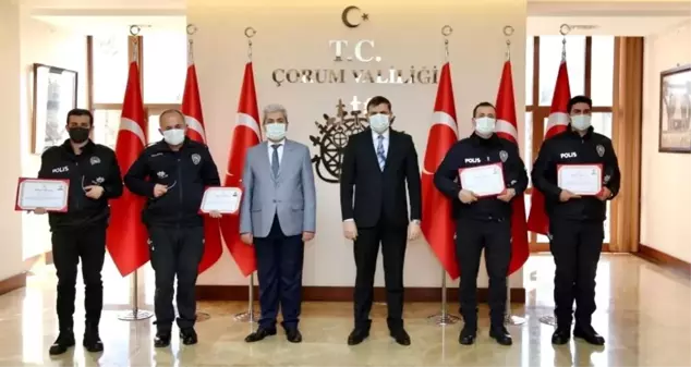 Yaşlı kadını sırtında taşıyan fedakar polislere başarı belgesi