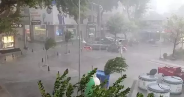 Meteoroloji'nin günlerdir uyarısını yaptığı yağış İstanbul'a giriş yaptı! Silivri'de caddeler göle döndü