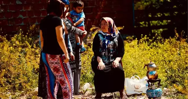 130 bin lirasını kaptırdığı müteahhidi boş arsada çay demleyerek protesto ediyor