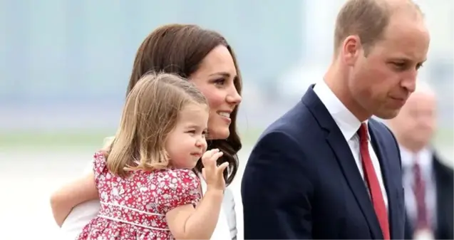 Düşes Kate Middleton'ın kızı 4 yaşındaki Prenses Charlotte, kalabalığa dil çıkardı