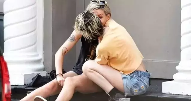 Oyuncu Kristen Stewart, senarist Dylan Meyer ile öpüşürken görüntülendi