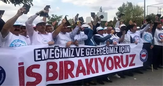 Memurlar hükümetin zam teklifini boş cüzdanlarla protesto etti