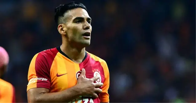 Galatasaray forması giyen damat ve geline Falcao'dan mutluluk mesajı!