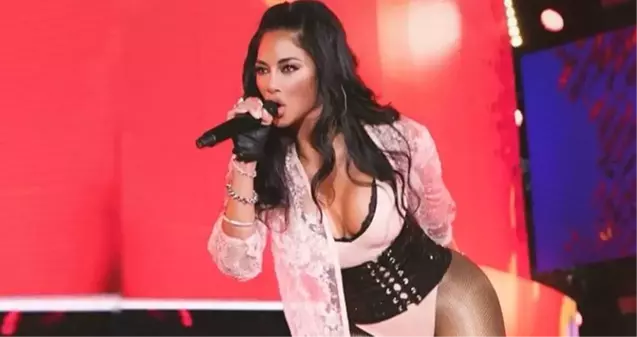 Hesabı çalınan Amerikalı şarkıcı Nicole Scherzinger'ın çıplak fotoğrafı ve cinsel ilişki videosuna ait link paylaşıldı