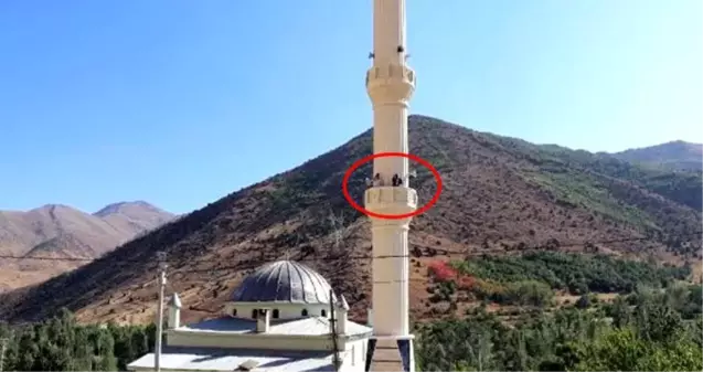 Mahalle sakinleri, cami minaresine çıkarak telefonla konuşabiliyor