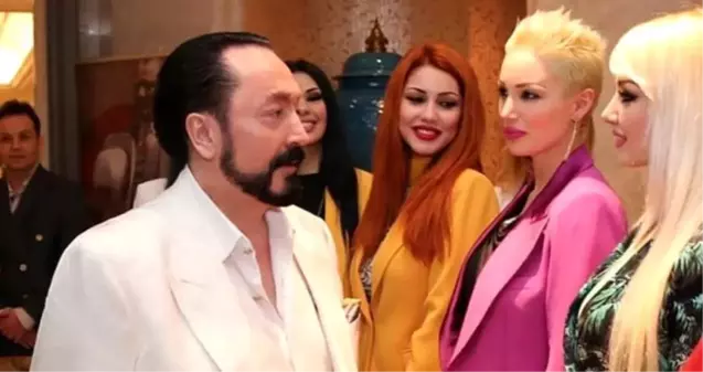 Adnan Oktar mahkemede de aynı! Kadın sanıklara 