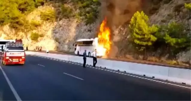 Yolcu otobüsü, yol kenarında cayır cayır yandı