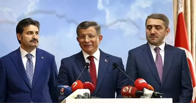 Davutoğlu ile görüşen Ufuk Uras partisinden istifa etti