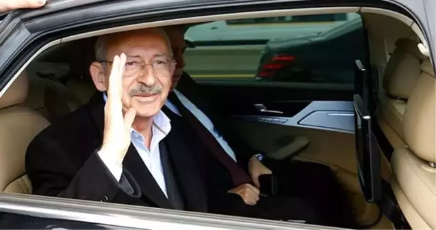 Kemal Kılıçdaroğlu, otostop çeken öğrencileri minibüsüne aldı