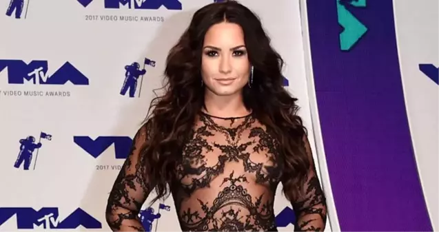 Yıldız şarkıcı Demi Lovato'nun internete çıplak fotoğrafları sızdırıldı