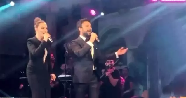 Modacısının düğününe katılan Megastar Tarkan'ın Ebru Gündeş'le yaptığı düet geceye damga vurdu