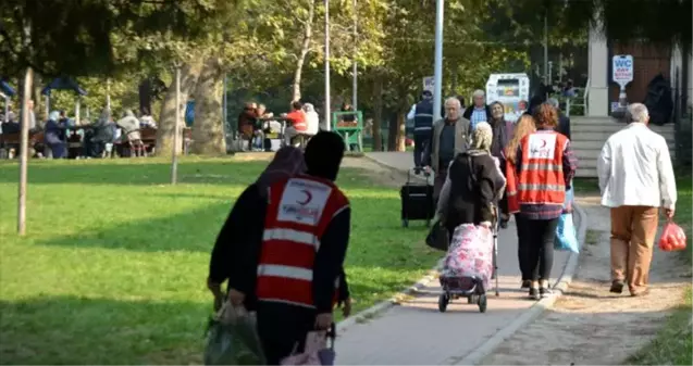 Bursa'da Kızılaylı gençler, pazardan alışveriş yapan yaşlıların eşyalarını evine kadar taşıdı