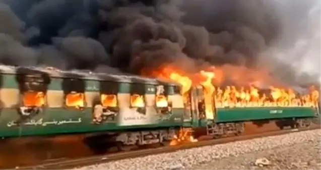 Pakistan'da tren faciası: Hayatını kaybedenlerin sayısı 65'e yükseldi