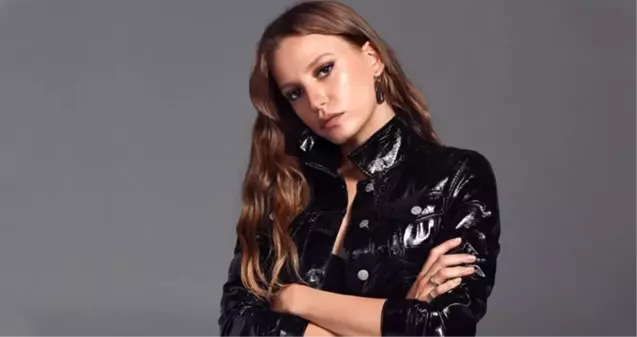 Serenay Sarıkaya, ödül törenine giderken 13 bin TL'lik mini elbise giydi