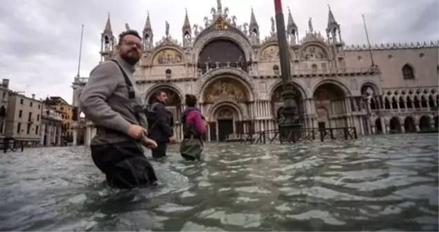 Venedik'te su seviyesi yeniden yükseldi, San Marco Meydanı kapatıldı