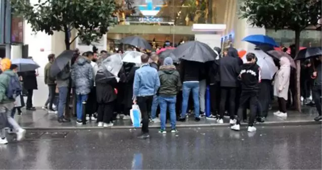 İndirimden yararlanmak isteyen vatandaşlar, sabahın ilk saatlerinde AVM'lere akın etti