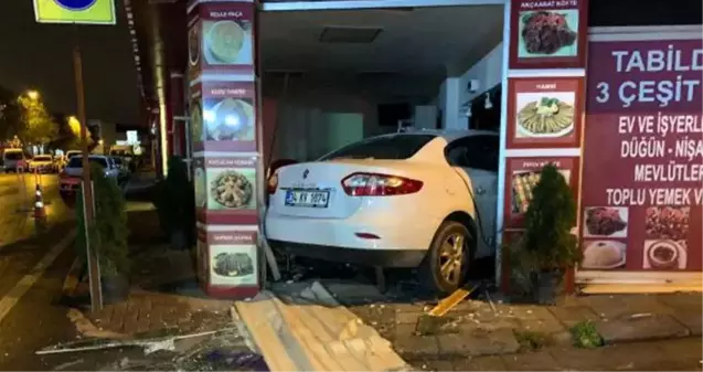 Dükkana giren otomobil ortalığı savaş alanına çevirdi