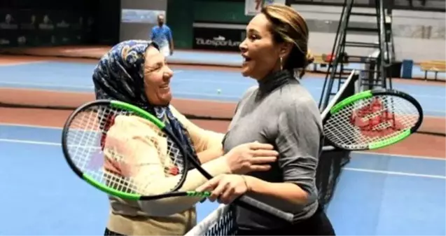 Hülya Avşar, tenis turnuvasında 67 yaşındaki Durdu Teyze ile maça çıktı