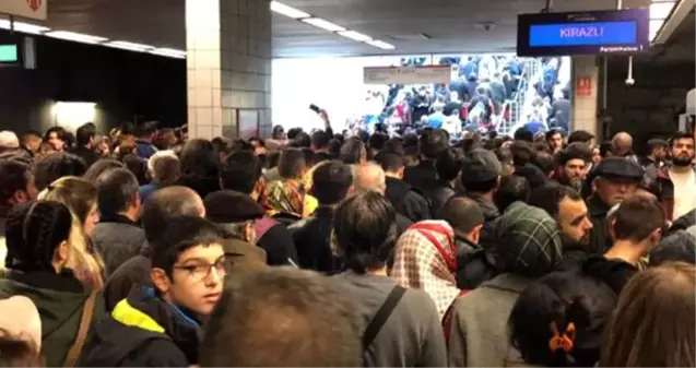 İstanbul'da saatlerdir duran metro seferleri sonrası vatandaş bilgi alacak muhatap bulamadı