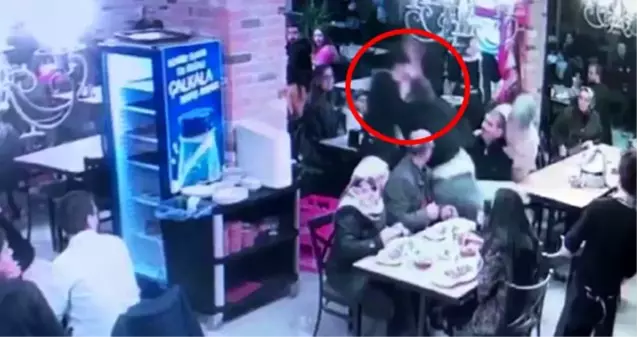 Yanlışlıkla bebek arabasına çarpan 17 yaşındaki garsona tekmeli yumruklu saldırı anı kamerada