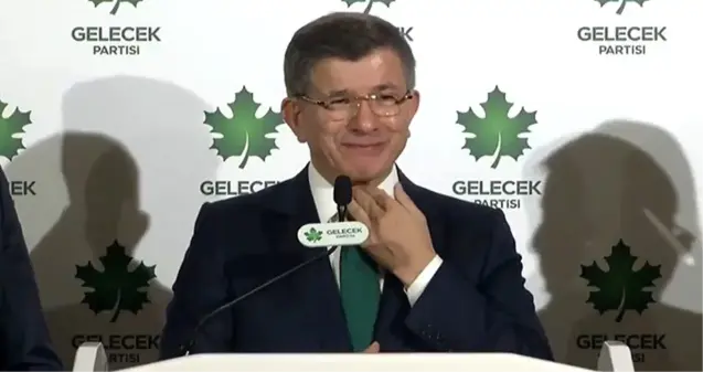 Canlı yayında konuşan Ahmet Davutoğlu'nu gıcık tuttu, konuşmakta zorlandı