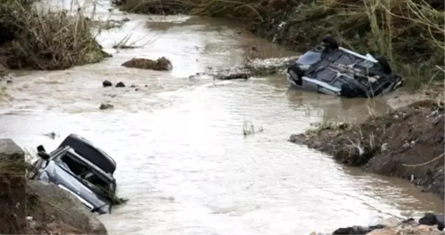 Adana'da sel sularının çekilmesiyle su altında kalan otomobiller ortaya çıktı