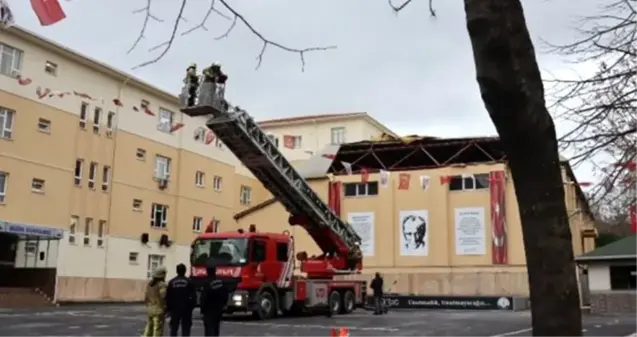 Beylikdüzü'nde ilkokul çatısı fırtına nedeniyle uçtu