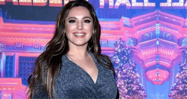 İngiliz model Kelly Brook, mayosuyla karın içinde gezdi