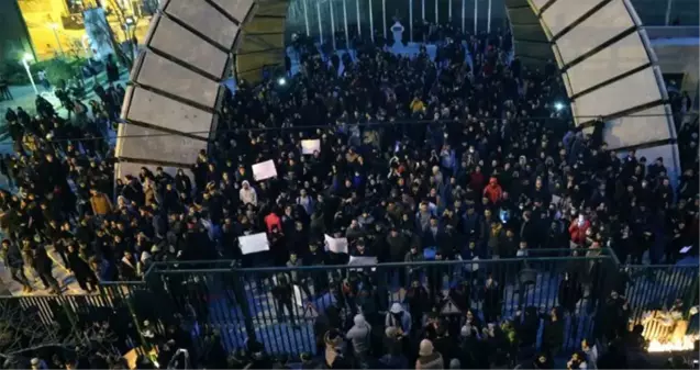 İran'daki protestolarda eylemcilerin ABD ve İsrail bayraklarına basmaması dikkat çekti