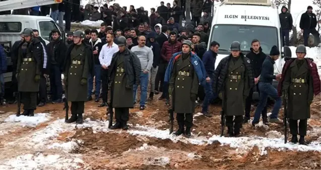 Şehit cenazesinde bir grup genç, üşümesinler diye montlarını askerlere giydirdi