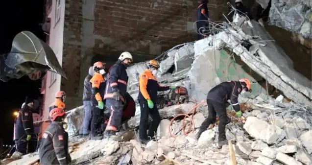 Elazığ'da enkaz altında bir bebeğin dünyaya geldiği konuşuluyor