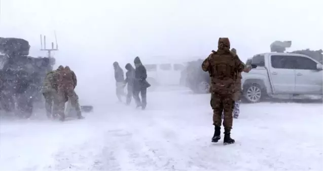 Son dakika: Van'da çığ altında kalanları arayan ekibin üzerine çığ düştü! 8 kişi hayatını kaybetti