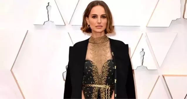 Güzel oyuncu Natalie Portman, adaylık alamayan kadınların isimlerini kıyafetine işletti