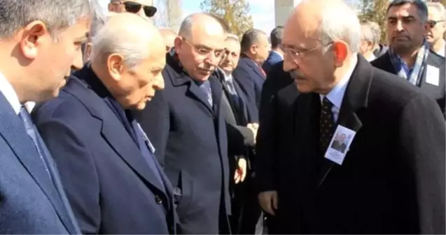 Bahçeli, elini cebinden çıkarıp Kılıçdaroğlu ile tokalaşmadı