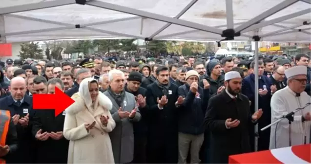 Şehit cenazesine İYİ Partili vekilin fotoğraf çektirme merakı damga vurdu