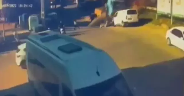 Köprüden uçan tır iki otomobili ezdi: 1 ölü, 1 yaralı